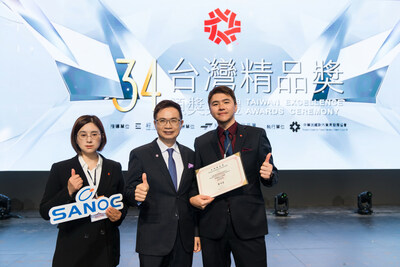 聖威光電 廖育聖博士和公關部 李含贇經理與外貿協會董事長 黃志芳先生合影