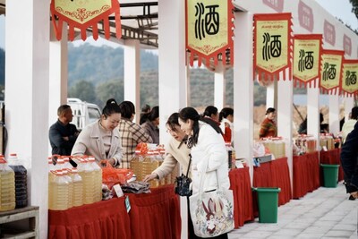 The photo shows that visitors are tasting local wine at the annual culture festival held in Mengshan Town in east China's Jiangxi Province. The photo shows that visitors are tasting local wine at the annual culture festival held in Mengshan Town in east China's Jiangxi Province.