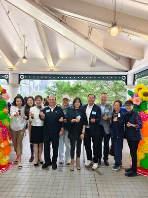 「創業軒聖誕傳愛心」活動主禮嘉賓勞工及福利局康復專員姜梁詠怡女士(右五)聯同勞工及福利局康復諮詢委員會就業小組委員會主席繆志仁先生(右三)、創業軒創會暨執行委員會委員許宗盛先生(左四)、創業軒執行委員會主席林伊利女士(左三)、創業軒執行委員會副主席王佩兒女士(左二),及創業軒執行委員會委員,包括:蕭偉強先生(左五) 、温麗友女士(右二)、簡佩霞女士(右一)和潘志蘊女士(左一),一同到場為參與市集的康復機構服務使用者和同事打氣。 「創業軒聖誕傳愛心」活動主禮嘉賓勞工及福利局康復專員姜梁詠怡女士(右五)聯同勞工及福利局康復諮詢委員會就業小組委員會主席繆志仁先生(右三)、創業軒創會暨執行委員會委員許宗盛先生(左四)、創業軒執行委員會主席林伊利女士(左三)、創業軒執行委員會副主席王佩兒女士(左二),及創業軒執行委員會委員,包括:蕭偉強先生(左五) 、温麗友女士(右二)、簡佩霞女士(右一)和潘志蘊女士(左一),一同到場為參與市集的康復機構服務使用者和同事打氣。