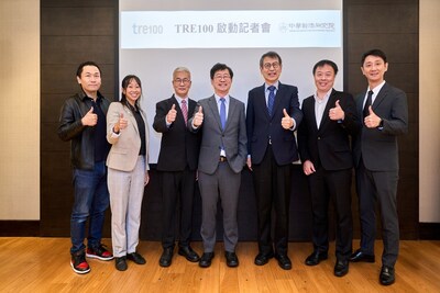 (From left) Representative of FSP Group (TRE100 founding member); RE100 Taiwan representative; Hsieh Han-chang, Deputy Director-General, BSMI (MOEA); Lian Hsien-ming, President, CIER; Lin Tze-luen, Deputy Executive Director, OECR, Executive Yuan; Representatives of Gudeng Precision and SUSS MicroTec.