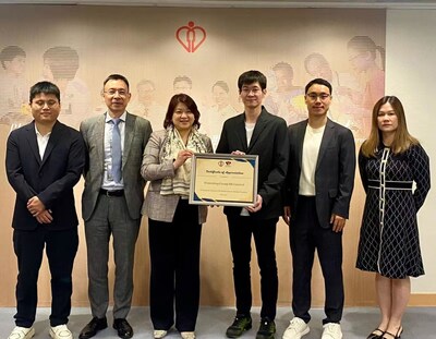 圖：香港醫管局行政總裁李夏茵（左三）向水滴集團（香港）有限公司全資子公司水滴金融負責人翟羽（右三）頒發感謝狀