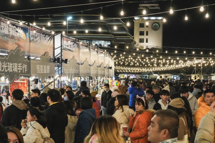 《圖說》「閃耀新北1314跨河煙火」集結超過50家餐車、市集攤位，讓民眾在煙火綻放前，一邊漫步河岸、一邊品嚐美食。〈文化局提供〉