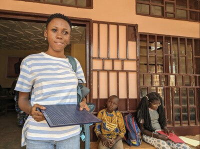 Urielle 站在獲「教育不能等待」基金資助的視障兒童培訓中心前。© 聯合國兒童基金會中非共和國辦事處/Jose Carlos Rodriguez Urielle 站在獲「教育不能等待」基金資助的視障兒童培訓中心前。© 聯合國兒童基金會中非共和國辦事處/Jose Carlos Rodriguez