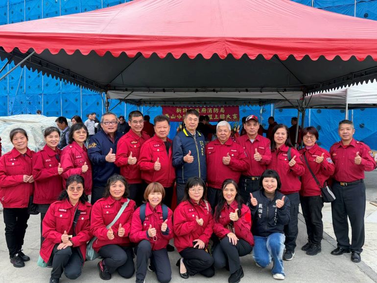 《圖說》消防局蔡武忠副局長、義消及與會貴賓上梁儀式合影。〈消防局提供〉