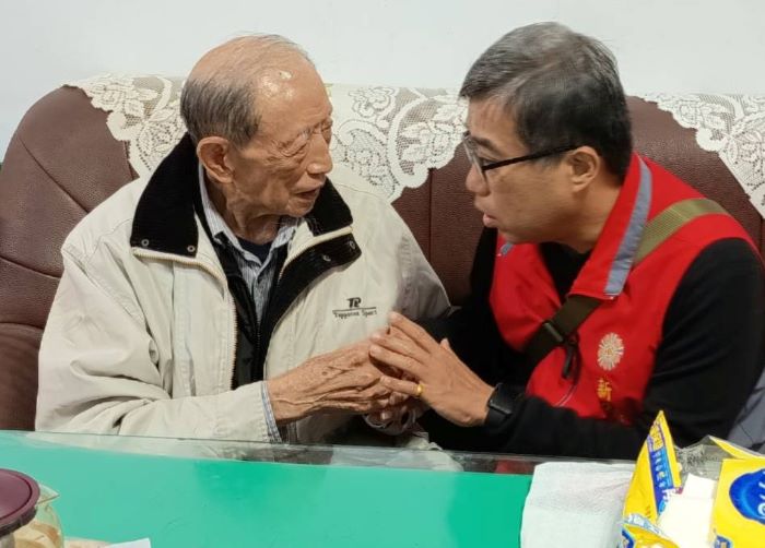 《圖說》新北市榮服處副處長李毓錫（右）探視土城區關懷榮民胡伯伯，實地了解其日常生活與照顧狀況。〈新北榮服處提供〉