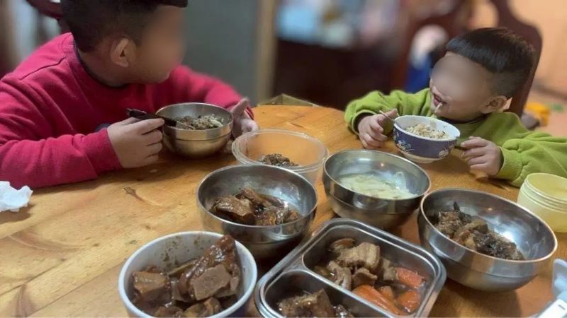 《圖說》芥菜種會「暖心熟食箱」，平日供應脆弱家庭營養所需，農曆春節打造「年菜禮盒」，圍爐餐桌凝聚家人情感。〈芥菜種會提供〉