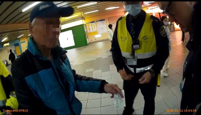 《圖說》板橋派出所所長張清翔、警大實習生林易攙扶老翁至安全處 。〈板橋分局提供〉