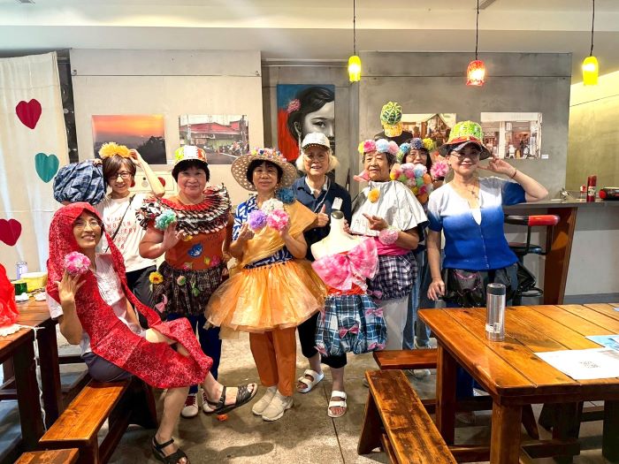 《圖說》社區營造讓居民有更多機會共同參與社區大小事,汐止夢想社區街坊鄰居一同將廢棄物轉化為創意素材,製作成地方活動的特色服裝。〈文化局提供〉