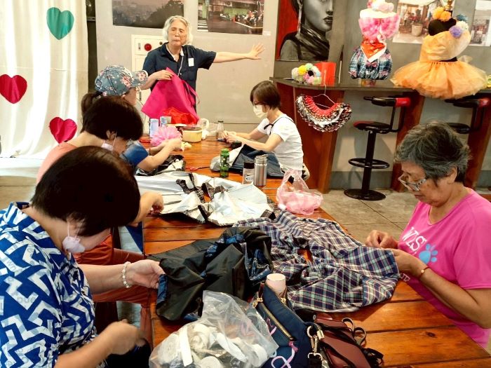 《圖說》汐止夢想社區余美英老師邀請街坊鄰居一同將廢棄物轉化為創意素材,製作成地方活動的特色服裝。〈文化局提供〉