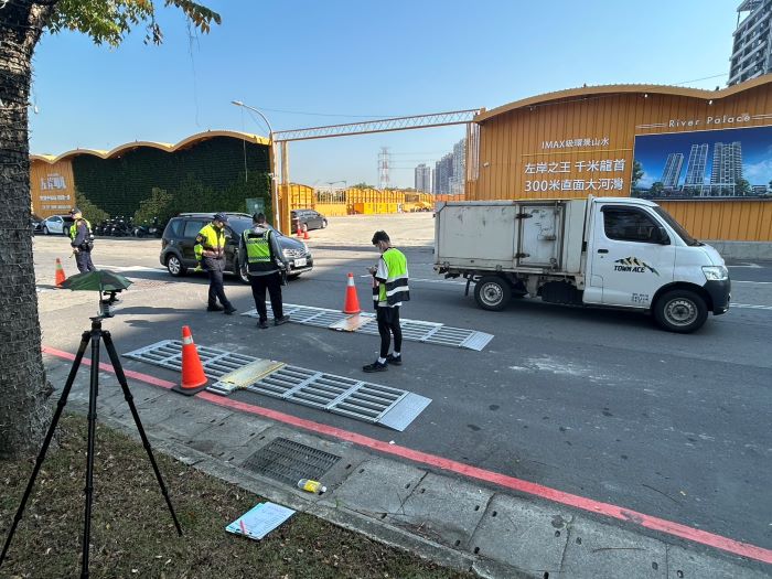 《圖說》中和警出動高機動性的「活動式地磅」在大型車經過的熱門路段機動盤查。〈中和分局提供〉