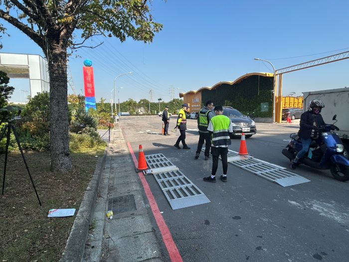 《圖說》中和警期透過執法方式，促使大型車駕駛遵守道路交通法規，以維護用路人安全。〈中和分局提供〉
