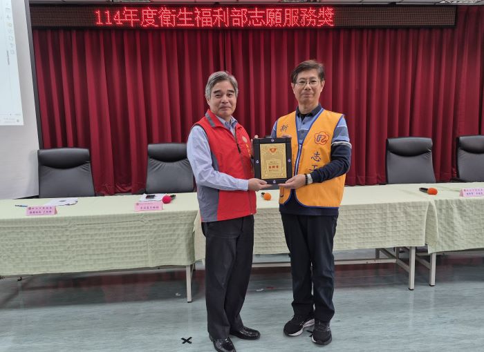 《圖說》林振生處長（左）轉頒衛福部金牌獎予社區志願服務組長潘江河，肯定其無私奉獻。〈新北榮服處提供〉