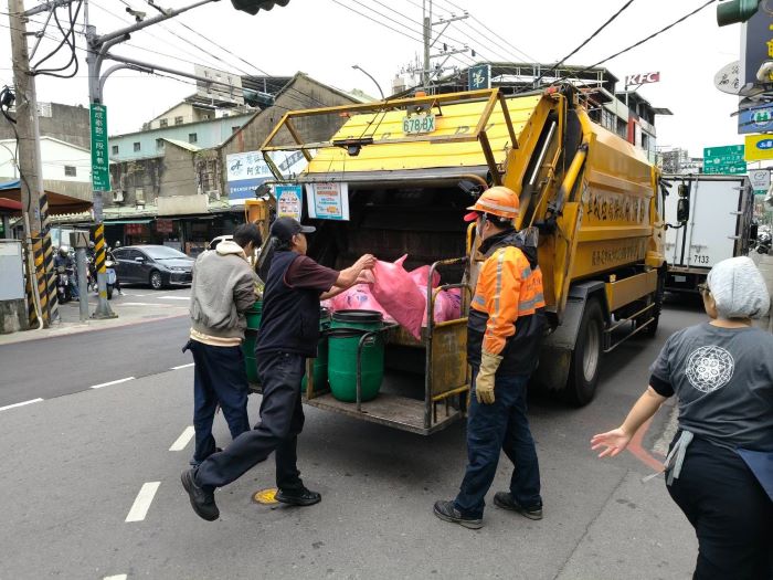 《圖說》2月16日晚間至19日停收期間，新北市特別設置70處定點收運站方便民眾交付垃圾。〈環保局提供〉