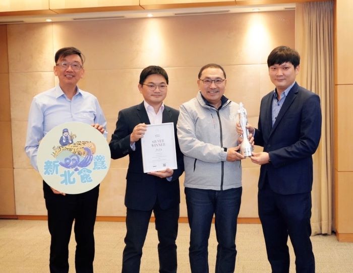 《圖說》新北市「食現未來」食農教育展榮獲2025美國繆思創意獎銀獎,今(14)日市政會議獻獎,左一農業局長諶錫輝。〈農業局提供〉