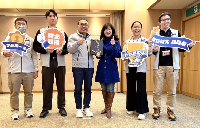 《圖說》榮獲經濟部112-113年度商品標示業務考核評定為「特優」,今日由經發局長盛筱蓉(右3)代表於市政會議獻獎,將此份榮耀獻給市府團隊與全體市民。〈經發局提供〉