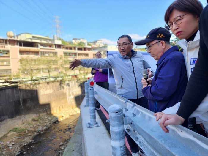 《圖說》侯友宜市長(左一)視察伯爵街14巷路面重建工程及護岸復健工程，右二水利局長宋德仁。〈工務局提供〉