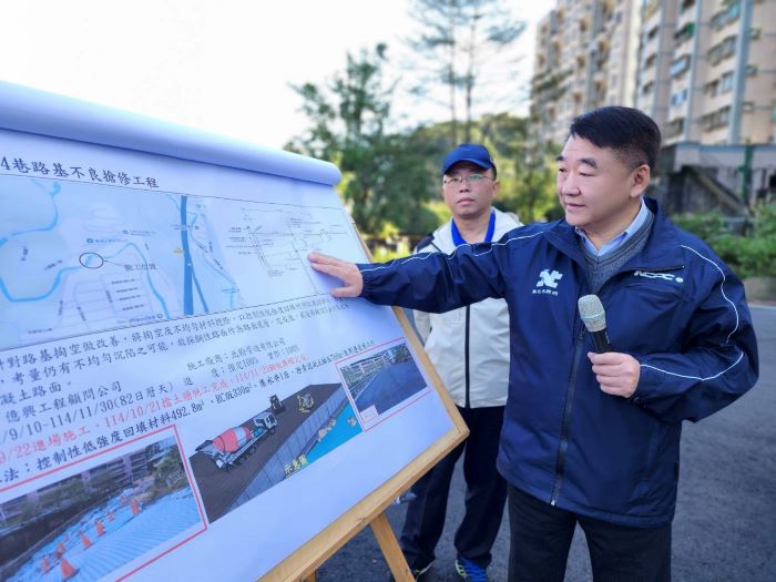 《圖說》工務局長馮兆麟(前者)說明伯爵街14巷路面塌陷重建工程的內容。〈工務局提供〉