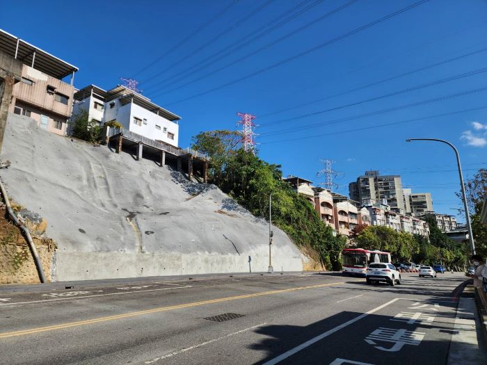 《圖說》汐止區康寧街邊坡滑落完工後。〈工務局提供〉