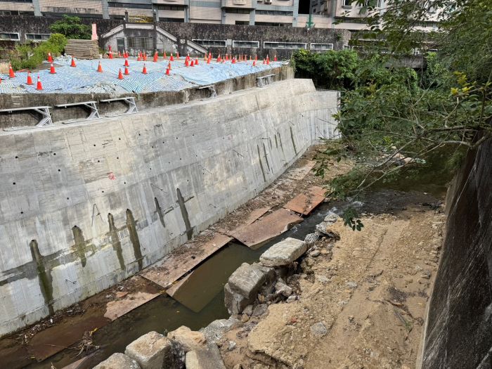 《圖說》伯爵街護岸第一階段先完成臨河側7米高擋土牆。〈水利局提供〉