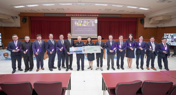 《圖說》新北市牙醫師公會代表成員計14名，持捐贈之「L15快速酒精檢知器」與警察局局長方仰寧合影。〈警察局提供〉