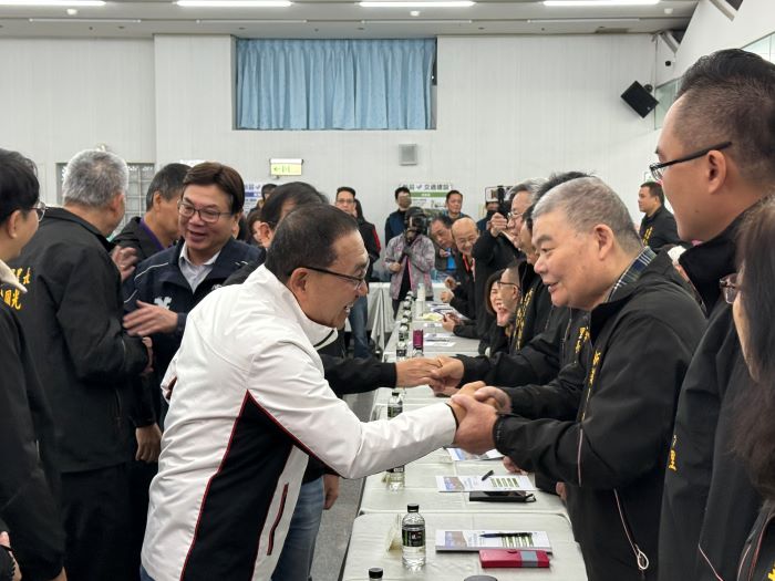 《圖說》市長侯友宜向里長致意,感謝提案打造地方願景。〈民政局提供〉