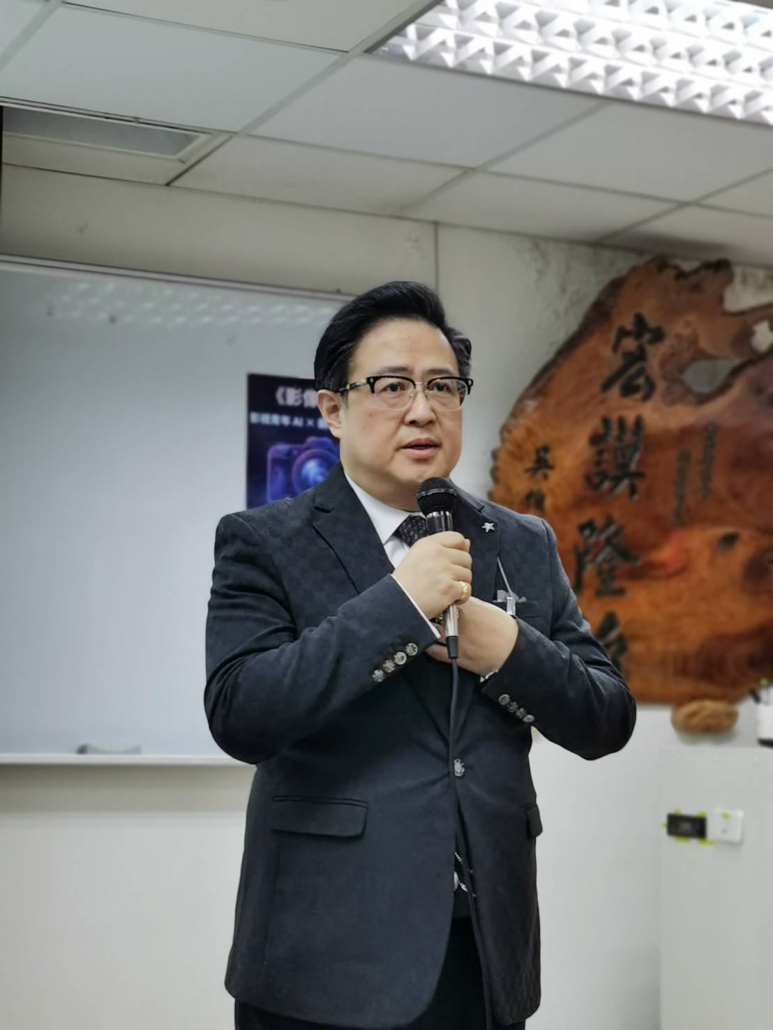 《圖說》台北市影音節目製作商業同業公會理事長陳仲祺於《影像世代》影視青年 AI × 新媒體應用論壇中致詞,分享 AI 工具對影視創作流程與產業發展帶來的影響。〈記者葉柏成攝〉