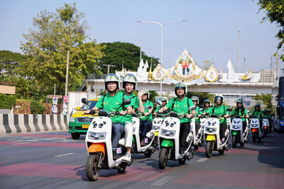 由中泰青年組成的綠源電動車車隊騎行在曼谷街頭