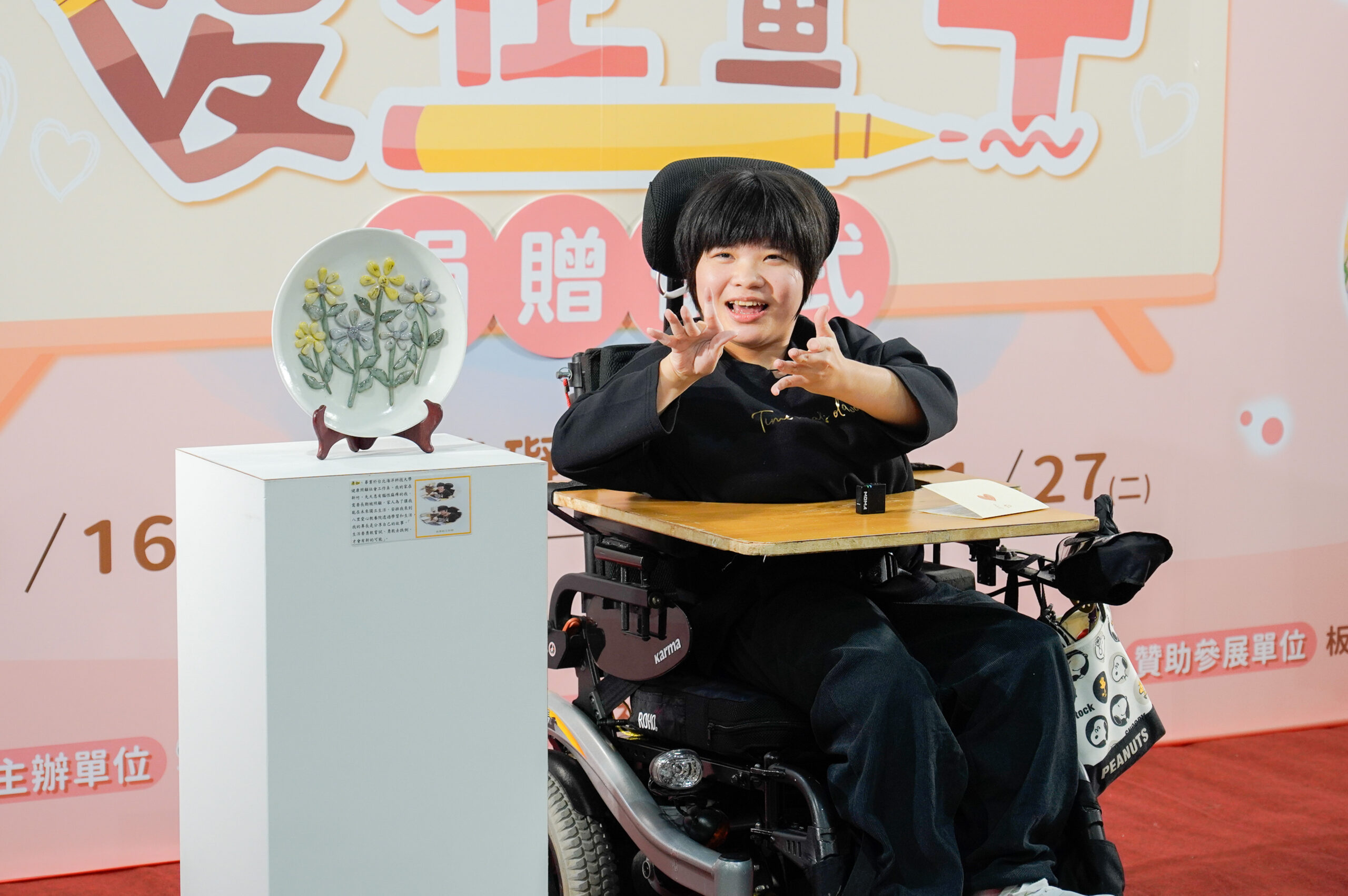 《圖說》陶藝作品創作者翁彥如，喜歡以花朵為題材，象徵春暖花開，也告訴眾人「只要不放棄，生命就有無限可能」的信念。〈社會局提供〉