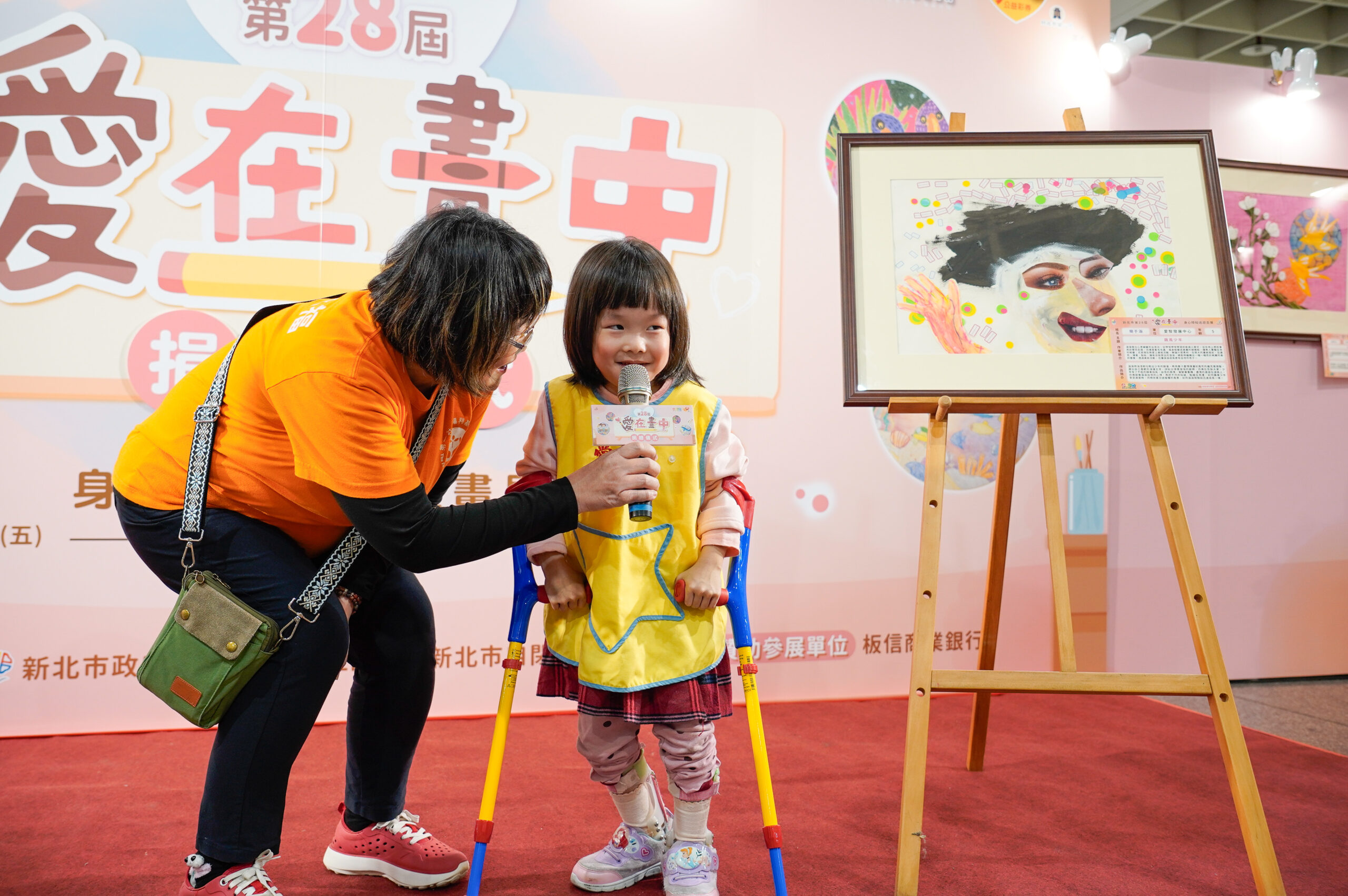 《圖說》年僅5歲的簡于涵，心思細膩、富有創造力，透過畫作也讓家人與老師看見她難以言說的內心世界。〈社會局提供〉