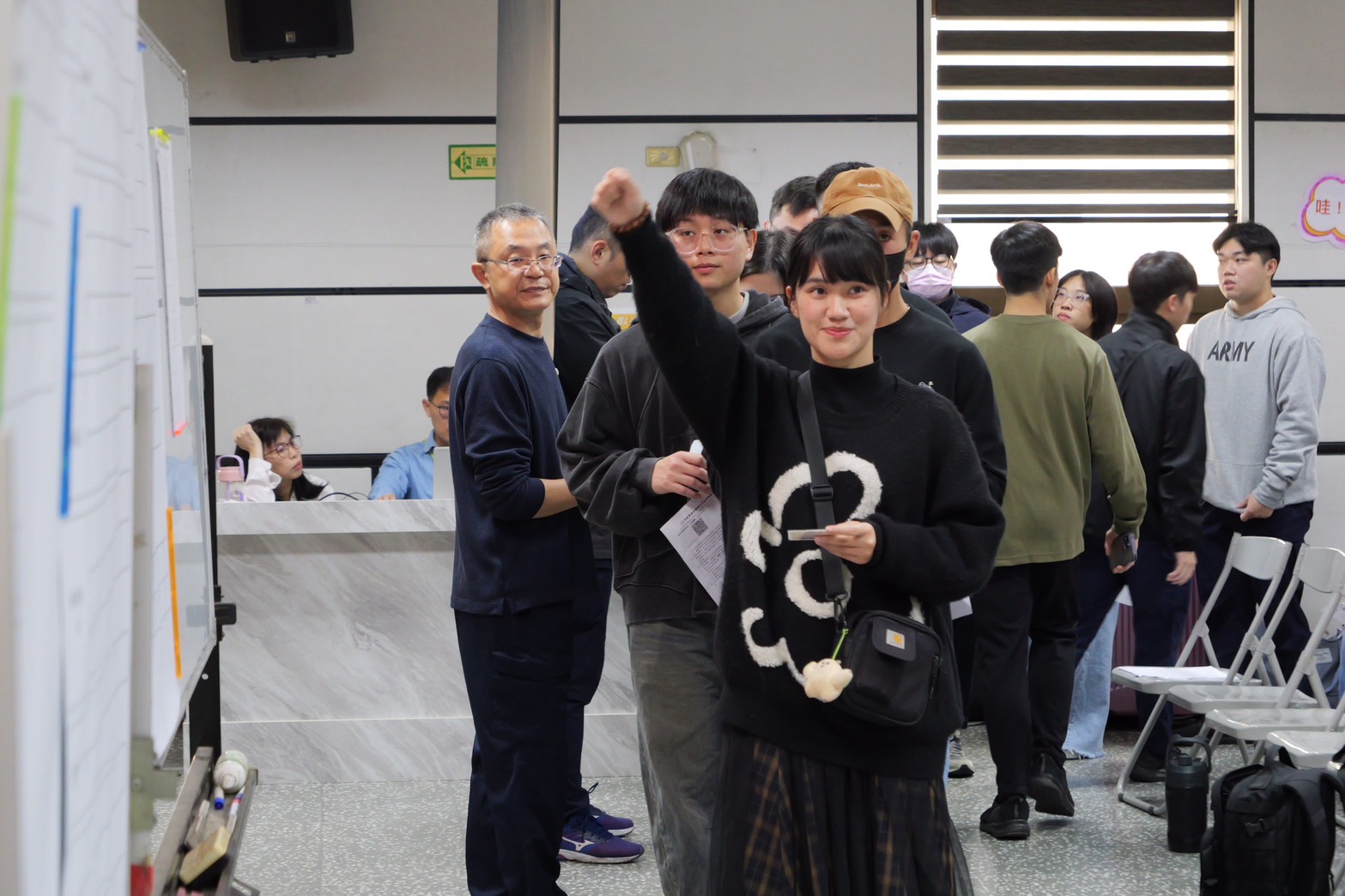 《圖說》新北市警察局113年特考班分發作業被點名結業生興奮舉手答應。〈警察局提供〉