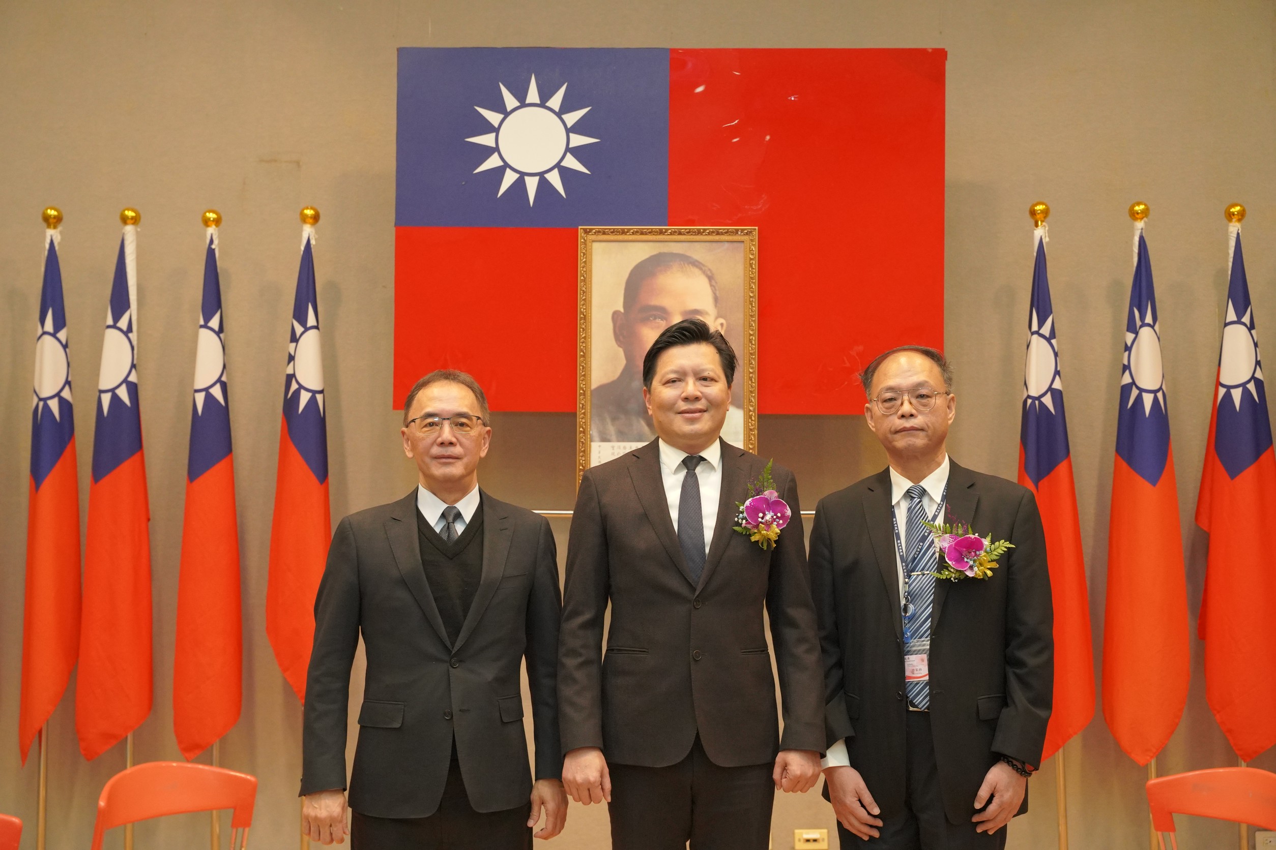 《圖說》新北市政風處新任處長就職典禮合照，廉政署副署長林炤宏〈左起〉、朱惕之副市長、新任政風處長許家錦。〈政風處提供〉