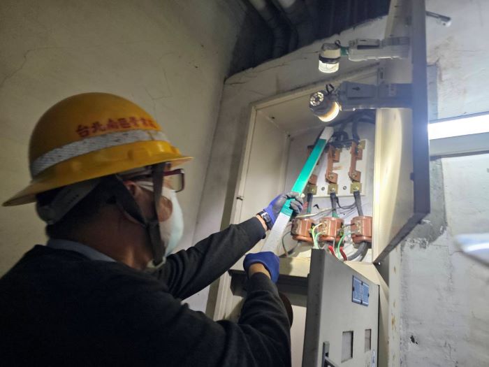 《圖說》土城警聯合市府公安小組強制執行違法經營色情養生館斷水斷電，斬除治安污染源。〈土城分局提供〉