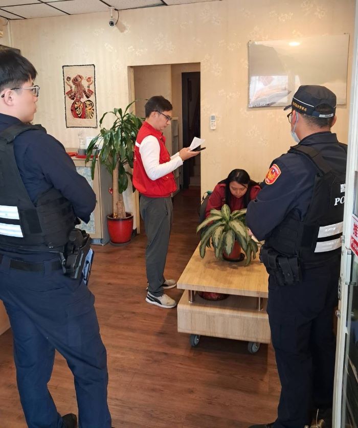 《圖說》土城警聯合市府公安小組檢查該養生館情形。〈土城分局提供〉