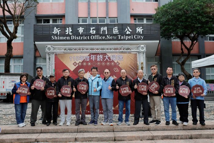 《圖說》石門吳家兆區長與環保志義工一同清掃環境。〈環保局提供〉