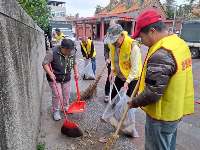 《圖說》石門區德茂里環境日清掃周邊道路。〈環保局提供〉