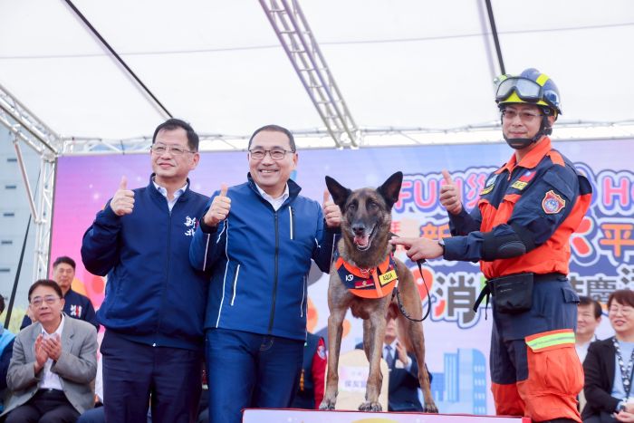 《圖說》侯友宜市長授階消防局搜救犬 Aqua〈阿夸〉，左一消防局長陳崇岳。〈消防局提供〉