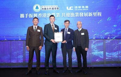 環境及生態局局長謝展寰先生,BBS,JP(右一)、建華集團主席凌偉業先生(左一) 一同見證漁農自然護理署署長黎堅明先生,JP(右二)將「海魚養殖業牌照」批准書頒予 建華集團副主席凌偉漢先生,MH(左二)。 環境及生態局局長謝展寰先生,BBS,JP(右一)、建華集團主席凌偉業先生(左一) 一同見證漁農自然護理署署長黎堅明先生,JP(右二)將「海魚養殖業牌照」批准書頒予 建華集團副主席凌偉漢先生,MH(左二)。