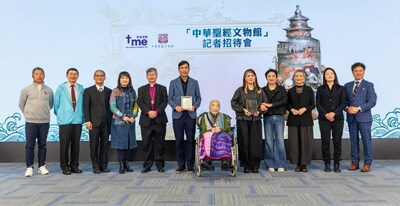 記者會上一眾嘉賓合照（由左至右）：李耀輝先生（Panda，前駐港英軍體能訓練教官及生命歷奇有限公司創辦人）、陳一華牧師（香港醫院院牧事工聯會顧問）、吳順然牧師（香港消防基督徒團契顧問牧師）、蔣麗萍榮譽院士（愛基金創辦人暨主席）、陳謳明大主教（香港聖公會教省主教長）、袁文輝先生（影音使團創辦人）、小金子女士（影音使團榮譽董事）、梁藝齡傳道（「中華聖經文物館」館長）、謝寧女士（前港姐冠軍及烹飪專家）、沈謝愛珍師母（影音使團人生熱線主管及首席輔導員）、林靜女士（京港貝創集團總經理）、黃廣興博士（香港情緒健康學會創會主席）