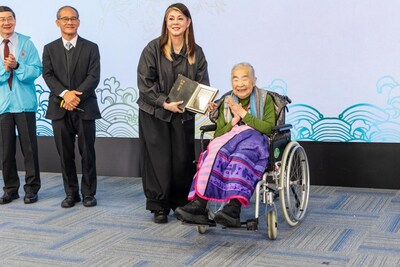 小金子女士捐出喬宏家族珍藏多年的《新舊約聖經》及《聖光日引》，由館長梁藝齡傳道接過這份承載信仰傳承的珍貴禮物。