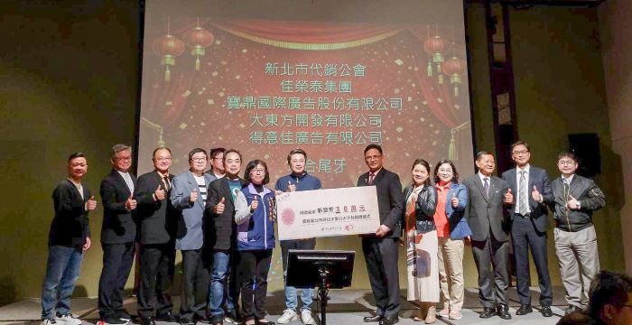 《圖說》不動產代銷經紀商業同業公會理事長陳春諒（中右1）代表捐贈  由地政局長汪禮國（中左1）和社會局副局長許秀能（中左2）代表受贈。〈社會局提供〉