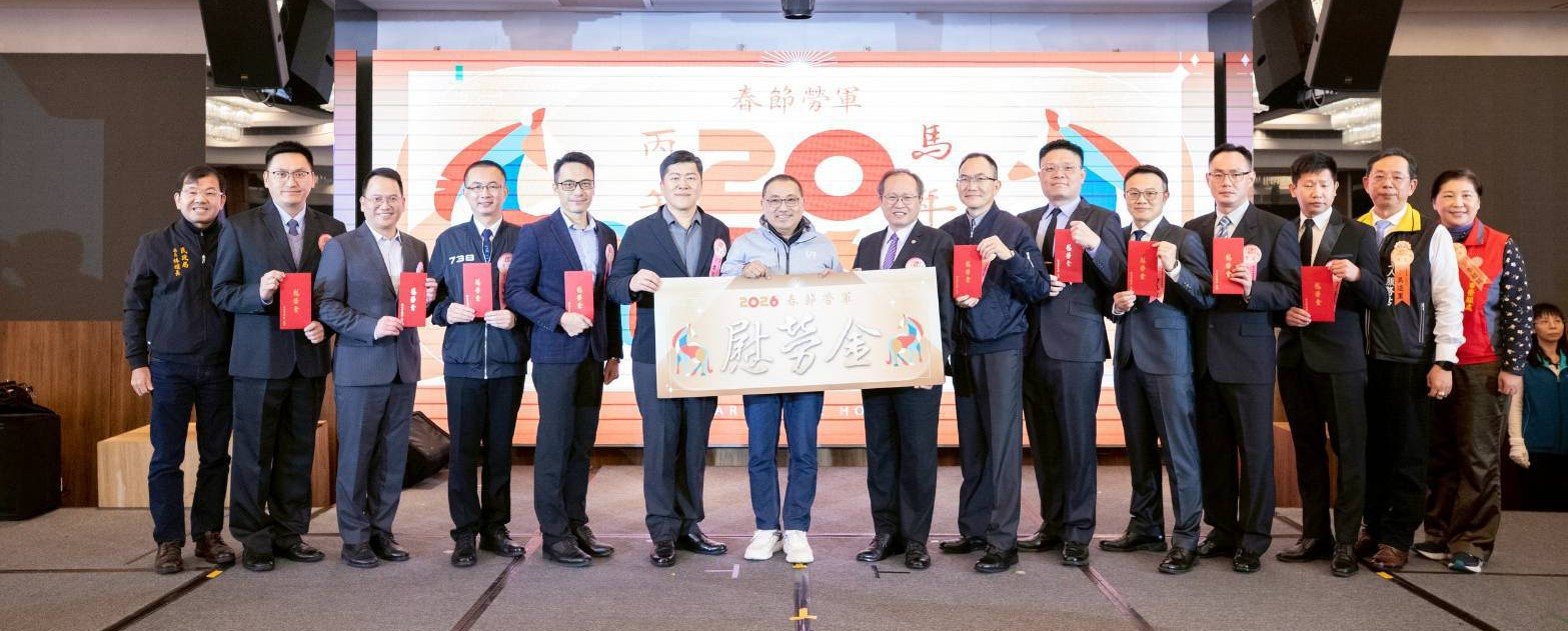 《圖說》市長侯友宜於農曆春節將至前夕，今日代表全市市民，親自向駐守新北的國軍部隊贈送慰勞金，感謝官兵一整年來的辛勞與努力，左一民政局長林耀長。〈民政局提供〉