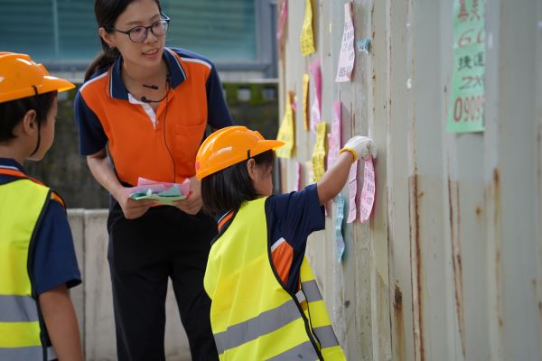 《圖說》小小清潔隊員體驗清除違規小廣告。〈環保局提供〉
