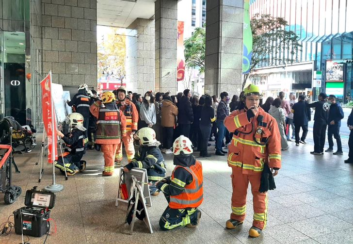 《圖說》板橋小遠百春節前火災搶救實兵演練,動員商場員工及消防人力共約百餘人參與。〈第一大隊提供〉