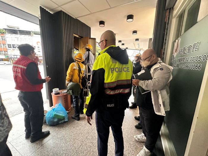 《圖說》新北市公安小複查該養生館發現仍未改善，當場執行斷水斷電。〈海山分局提供〉