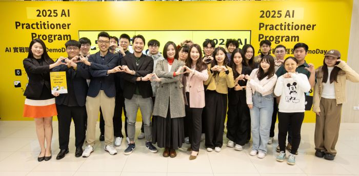 《圖說》新北市青年局首屆「AI實戰職涯營 Demo Day」圓滿落幕,20位學員與產業評審合影,展現青年AI實作成果。〈青年局提供〉