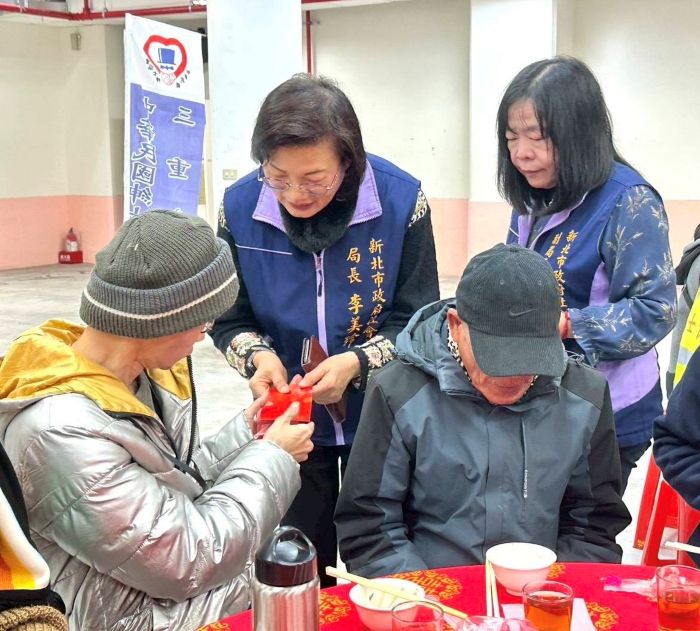 《圖說》社會局長李美珍和副局長吳淑芳到場參加並致贈街友紅包。〈社會局提供〉