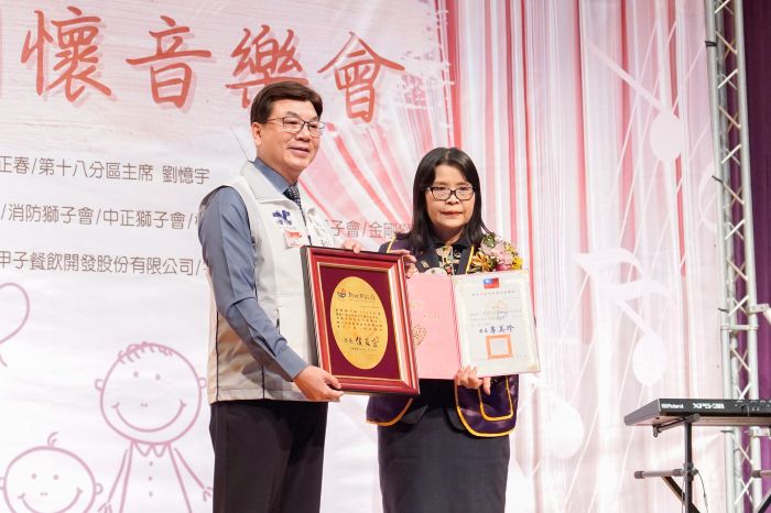 《圖說》副市長劉和然致贈感謝狀給國際獅子會300A-3區總監張秀芳。〈社會局提供〉