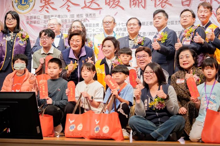 《圖說》國際獅子會300A3區發放365份2,000元的紅包，以及愛心物資包，送給弱勢孩童。新北市社會局長李美珍〈第二排左三〉和台北市社會局長姚淑文都到場參加。〈社會局提供〉