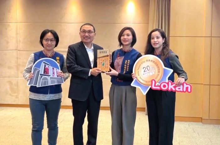 《圖說》新北市泰博館榮獲全國雙料「優等」獎,原民局長林瑋茜〈右二〉偕團隊於市政會議獻獎。〈原民局提供〉〈原民局提供〉