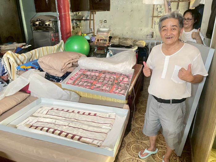 《圖說》泰博館製作無酸保存盒,協助提升耆老家中泰雅族貝珠長衣保存環境。〈原民局提供〉